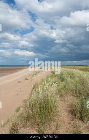 Die Dünen und Strand in Burnham Overy Staithe in North Norfolk, England, Großbritannien Stockfoto