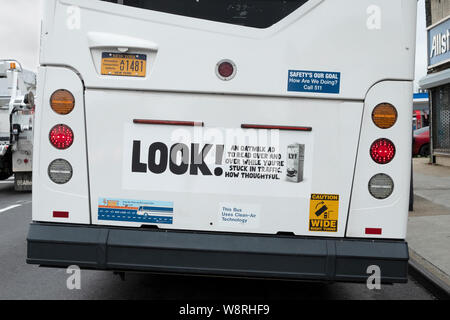 Ein lustiges clevere Werbung für hazet Hafermilch angezeigt auf der Rückseite der Bus auf der Northern Blvd. in Bayside, Queens, New York City. Stockfoto