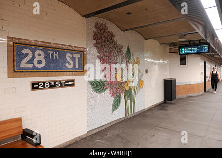 Schönen floralen Mosaik Wandbild an der östlichen 28. Straße U-Bahn Station auf die Zahl 6 Line in Manhattan, New York City. Stockfoto