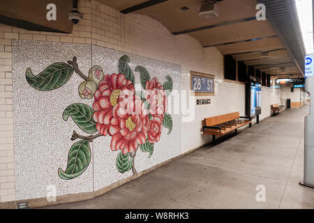 Schönen floralen Mosaik Wandbild an der östlichen 28. Straße U-Bahn Station auf die Zahl 6 Line in Manhattan, New York City. Stockfoto