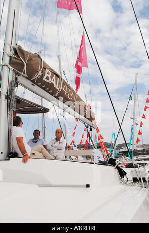 MARMARIS. Türkei - 13. SEPTEMBER: Drei reifer Mann unterhalten und entspannen auf der Yacht Marina - Marmaris am 13. September 2018 in der Türkei Stockfoto