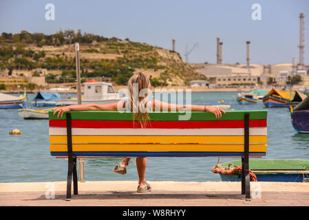 Marsaxlokk, Malta: 16. Mai 2019: Traditionell gemusterte bunte Boote Luzzu im Hafen von mediterranen Fischerdorf Marsaxlokk, Malta Stockfoto