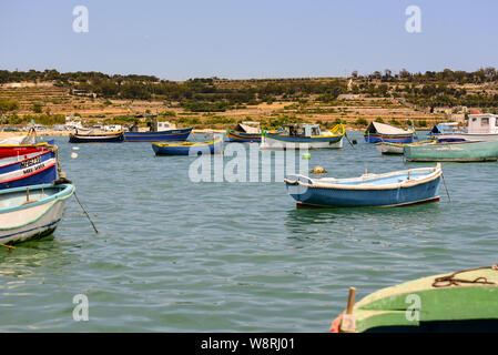 Marsaxlokk, Malta: 16. Mai 2019: Traditionell gemusterte bunte Boote Luzzu im Hafen von mediterranen Fischerdorf Marsaxlokk, Malta Stockfoto