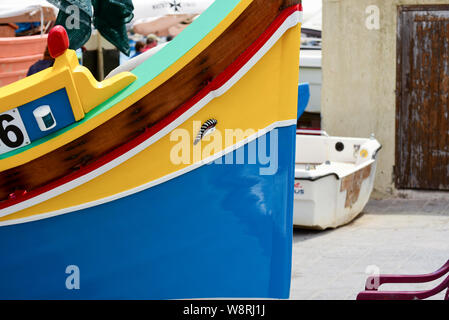 Marsaxlokk, Malta: 16. Mai 2019: Traditionell gemusterte bunte Boote Luzzu im Hafen von mediterranen Fischerdorf Marsaxlokk, Malta Stockfoto