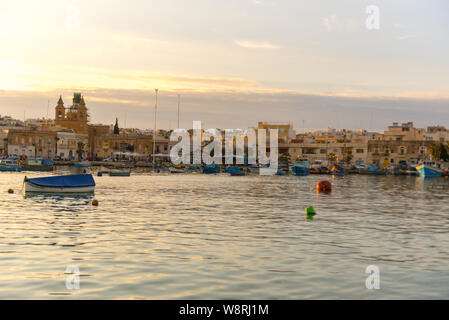 Marsaxlokk, Malta: 16. Mai 2019: Traditionell gemusterte bunte Boote Luzzu im Hafen von mediterranen Fischerdorf Marsaxlokk, Malta Stockfoto