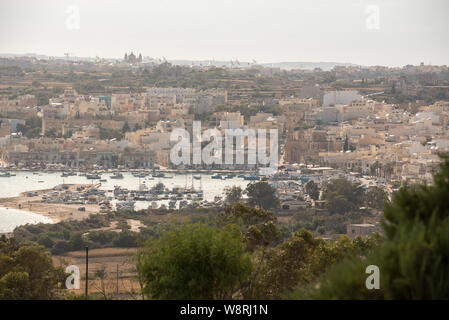 Marsaxlokk, Malta: 16. Mai 2019: Traditionell gemusterte bunte Boote Luzzu im Hafen von mediterranen Fischerdorf Marsaxlokk, Malta Stockfoto