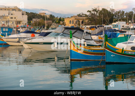 Marsaxlokk, Malta: 16. Mai 2019: Traditionell gemusterte bunte Boote Luzzu im Hafen von mediterranen Fischerdorf Marsaxlokk, Malta Stockfoto