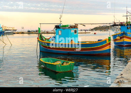 Marsaxlokk, Malta: 16. Mai 2019: Traditionell gemusterte bunte Boote Luzzu im Hafen von mediterranen Fischerdorf Marsaxlokk, Malta Stockfoto