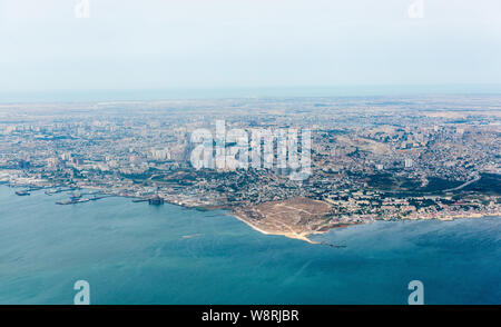 Luftaufnahme über Sultan Burnu, Zygh, Akhmedly, Gunashli und Hazi Aslanov Bereiche von Baku, der Hauptstadt Aserbaidschans. Stockfoto