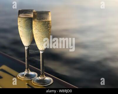 Zwei Gläser Champagner auf der schönen Nordsee Hintergrund. Kreuzfahrt Konzept. Stockfoto