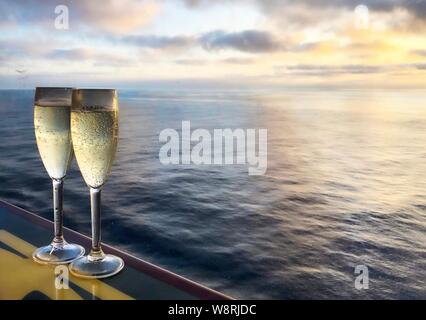 Zwei Gläser Champagner auf der schönen Nordsee Hintergrund. Kreuzfahrt Konzept. Stockfoto
