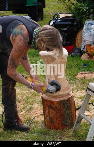 Sedlescombe, East Sussex, UK. 11 Aug, 2019. Ländliche Vergangenheit ist ein Land zeigen feiern alle Dinge ländlichen aus der Vergangenheit, die Veranstaltung beinhaltet vintage Traktor pflügen. Ziel der Show ist in der Geschichte der Landwirtschaft und andere Aspekte des ländlichen Lebens, das Handwerk, Kunsthandwerk und Cottage Industries zu suchen. Geld wird zur Unterstützung der lokalen Wohltätigkeitsorganisationen angehoben. © Paul Lawrenson 2019, Foto: Paul Lawrenson/Alamy leben Nachrichten Stockfoto