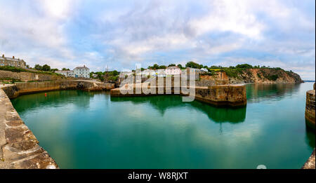 CHARLESTOWN, Cornwall, UK - 30. JUNI 2019: Panoramablick auf den Hafen in Charlestown in der Nähe von St Austell in Cornwall. Stockfoto