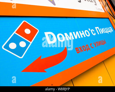 Moskau, Russland - am 21. März. 2019. Dominos Pizza - USA international Kette von Fast Food Restaurants. An der Wand von Gebäude Zeichen Stockfoto