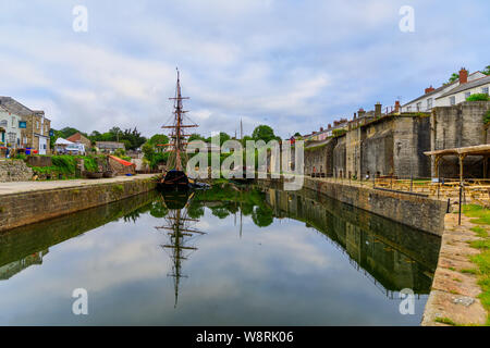 CHARLESTOWN, Cornwall, UK - 30. JUNI 2019: Blick auf den Hafen in Charlestown in der Nähe von St Austell in Cornwall. Historische Großsegler angelegt am Kai Stockfoto