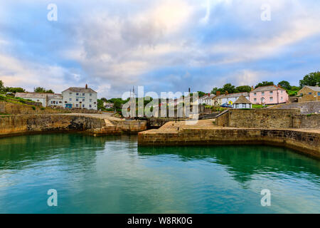 CHARLESTOWN, Cornwall, UK - 30. JUNI 2019: Blick auf den Hafen in Charlestown in der Nähe von St Austell in Cornwall. Stockfoto