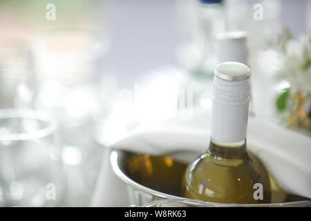 Wein Flaschen in einem Eiskübel auf dem Tisch im Restaurant, Weißwein Stockfoto