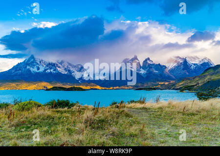 Landschaftlich schöne Landschaft des Nationalpark Torres del Paine mit Pehoe See und Foggy Mountain am Abend, Chile Stockfoto