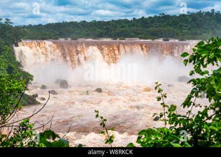 Blick auf schlammigen Iguazu Wasserfälle an der Grenze zwischen Argentinien und Brasilien nach starkem Regen Stockfoto