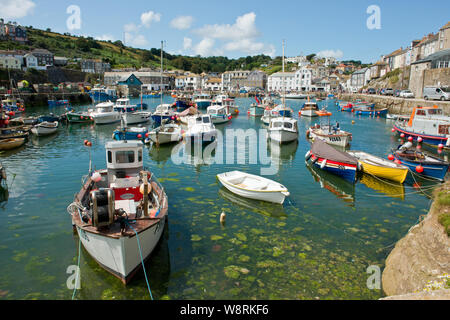 Boote im Hafen. Mevagissey, Cornwall, England, Vereinigtes Königreich Stockfoto