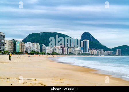 RIO DE JANEIRO, BRASILIEN - 2. MÄRZ 1916: Blick auf den Strand von Copacabana in Rio de Janeiro am Abend Stockfoto