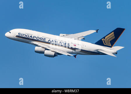 Ein Passagierflugzeug Airbus A380 von Singapore Airlines Abflug vom Internationalen Flughafen Heathrow. Stockfoto