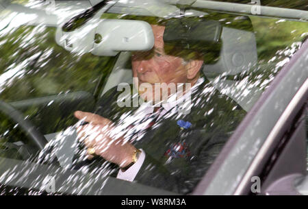 Der Prinz von Wales Blätter Crathie Kirk, in der Nähe von Balmoral, nach Sonntag Morgen Gottesdienst. Stockfoto