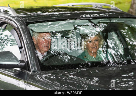 Der Prinz von Wales und die Herzogin von Cornwall kommen an crathie Kirk, in der Nähe von Balmoral, für Sonntag Morgen Gottesdienst. Stockfoto