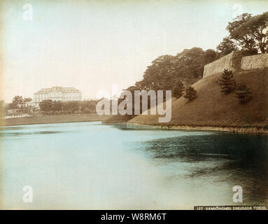 [1890s Japan - japanische imperiale Armee Hauptquartier, Tokio] - Allgemeines Personal Zentrale (参謀本部, sanbouhonbu), Japan's militärisches Hauptquartier, in Nagatacho, Tokio ab dem Sakuradamon Gate (桜田門) im Imperial Palace gesehen. Entworfen vom italienischen Architekten Giovanni Vincenzo Cappelletti (1843-1887, ジョヴァンニ・ヴィンチェンツォ ・カッペレッティ), wurde das Gebäude aus dem Jahre 1881 (Meiji 14) bis 1945 (Showa 20), als es durch Bombenangriffe der Alliierten zerstört. 19 Vintage albumen Foto. Stockfoto