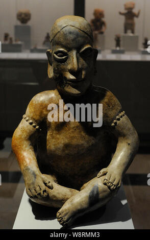 Weibliche Figur sitzt. Keramik. Nayarit Stil. Protoclassic Periode (100 BC - 250 AD). Western Mexiko. Museum des Amerikas. Madrid, Spanien. Stockfoto