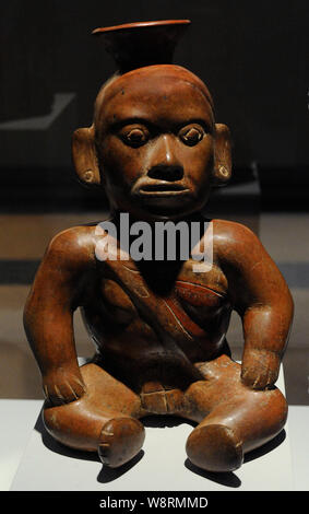 Schiff mit der Darstellung eines deformierten Charakter sitzen. Keramik bemalt. Colima Stil. Alten und Mittleren klassische Periode (100-700 N.CHR.). Western Mexiko. Museum des Amerikas, Madrid, Spanien. Stockfoto