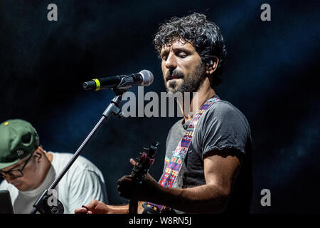 Italienische Sänger und Songwriter Luca Carboni, führt live auf der Bühne in der Cantina dei Colli Ripani in Ripatransone während seiner "Sputnik Tour 2019". | Die jungen italienischen Songwriter, Effenberg, Leistung. italienische Sänger und Songwriter Luca Carboni, führt live auf der Bühne in der Cantina dei Colli Ripani in Ripatransone während seiner "Sputnik Tour 2019". Italienische Sänger und Songwriter Luca Carboni, führt live auf der Bühne in der Cantina dei Colli Ripani in Ripatransone während seiner "Sputnik Tour 2019". (Foto von Andrea Vagnoni/Pacific Press) Stockfoto