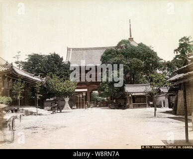 [1890s Japan - Shitennoji buddhistischen Tempel, Osaka] - Haupttor und Pagode in Shitennoji Tempel in Osaka. 19 Vintage albumen Foto. Stockfoto