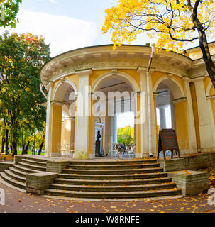 St. Petersburg, Russland - Oktober 3, 2016. Rossi Pavillon in der michailowski Garten - kleine Pavillon im Empire Stil gebaut von Carlo Rossi 1825 Herbst Stockfoto