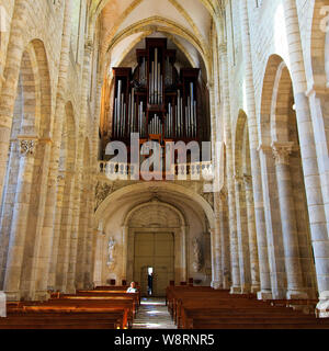 Das Kirchenschiff und Orgelpfeifen der Basilika von Fleury Abtei Saint Banoir Sur Loire, Frankreich Stockfoto