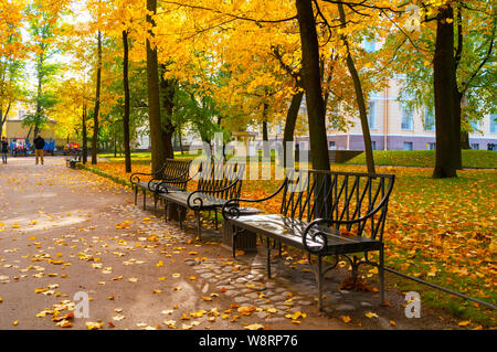 St. Petersburg, Russland - Oktober 3, 2016. Michailowski Garten in St. Petersburg Russland im Herbst Tag. Bunte Parklandschaft von St Petersburg Russland Stockfoto