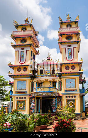 Reich verzierte Cao Dai Tempel (Thánh Thất Cái Bè) für Caodaism glauben. Cai, Tien Giang Provinz, südlichen Vietnam, Asien Stockfoto