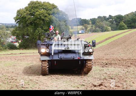 Sedlescombe, East Sussex, UK. 11 Aug, 2019. Ländliche Vergangenheit ist ein Land zeigen feiern alle Dinge ländlichen aus der Vergangenheit, die Veranstaltung beinhaltet vintage Traktor pflügen. Ziel der Show ist in der Geschichte der Landwirtschaft und andere Aspekte des ländlichen Lebens, das Handwerk, Kunsthandwerk und Cottage Industries zu suchen. Geld wird zur Unterstützung der lokalen Wohltätigkeitsorganisationen angehoben. © Paul Lawrenson 2019, Foto: Paul Lawrenson/Alamy leben Nachrichten Stockfoto