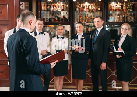 Das Zusammenspiel der Mitarbeiter. Hotel oder Restaurant Manager und sein Personal in küche. Interaktion Koch in der gewerblichen Küche zu Kopf. Stockfoto