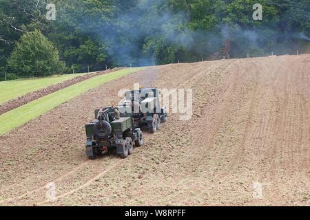 Sedlescombe, East Sussex, UK. 11 Aug, 2019. Ländliche Vergangenheit ist ein Land zeigen feiern alle Dinge ländlichen aus der Vergangenheit, die Veranstaltung beinhaltet vintage Traktor pflügen. Ziel der Show ist in der Geschichte der Landwirtschaft und andere Aspekte des ländlichen Lebens, das Handwerk, Kunsthandwerk und Cottage Industries zu suchen. Geld wird zur Unterstützung der lokalen Wohltätigkeitsorganisationen angehoben. © Paul Lawrenson 2019, Foto: Paul Lawrenson/Alamy leben Nachrichten Stockfoto