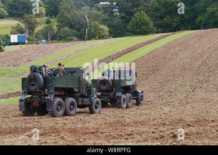 Sedlescombe, East Sussex, UK. 11 Aug, 2019. Ländliche Vergangenheit ist ein Land zeigen feiern alle Dinge ländlichen aus der Vergangenheit, die Veranstaltung beinhaltet vintage Traktor pflügen. Ziel der Show ist in der Geschichte der Landwirtschaft und andere Aspekte des ländlichen Lebens, das Handwerk, Kunsthandwerk und Cottage Industries zu suchen. Geld wird zur Unterstützung der lokalen Wohltätigkeitsorganisationen angehoben. © Paul Lawrenson 2019, Foto: Paul Lawrenson/Alamy leben Nachrichten Stockfoto