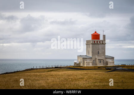 Dyrholaey Leuchtturm in Island, in der Nähe von Vik und der schwarze Sandstrand Stockfoto