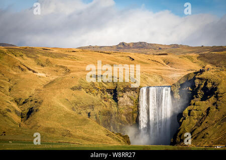 Skogafoss, dem höchsten Wasserfall im südlichen Island Stockfoto