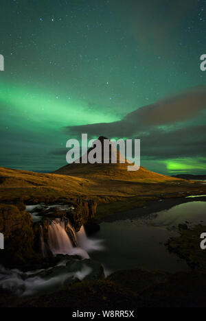 Nordlichter (Aurora Borealis) über Kirkjufell in Island Stockfoto