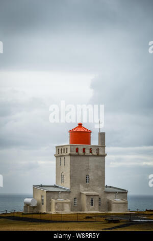 Dyrholaey Leuchtturm in Island, in der Nähe von Vik und der schwarze Sandstrand Stockfoto