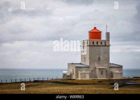 Dyrholaey Leuchtturm in Island, in der Nähe von Vik und der schwarze Sandstrand Stockfoto