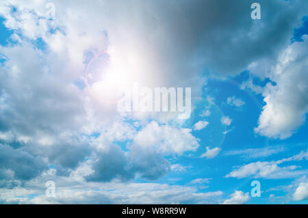 Blau-weiße dramatische Himmel Hintergrund dramatische bunte Wolken durch Sonnenlicht beleuchtet. Weiten himmel landschaft Panoramablick Szene Stockfoto