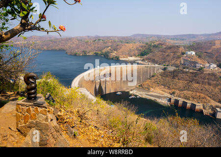 Blick auf den Kariba Kariba Wasserkraftwerk in der Schlucht des Sambesi zwischen Simbabwe und Sambia im südlichen Afrika. Der Damm formen See Karib Stockfoto