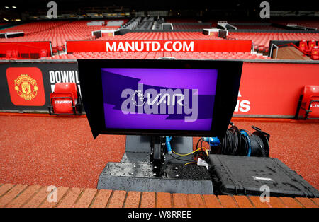 Ein VAR (Video Schiedsrichterassistenten) Monitor pitch Seite vor der Premier League Spiel im Old Trafford, Manchester. Stockfoto