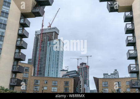 London, Großbritannien - 05.März 2019: Neue Häuser und Entwicklungen, modernen Wohngebäuden auf Themse in Canary Wharf Stockfoto